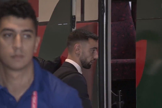 CĐV chào đón Ronaldo và đồng đội tại Qatar - Bóng Đá