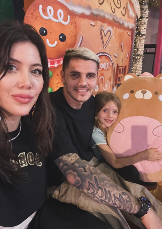 Vợ chồng Icardi mặc áo đôi tình tứ - Bóng Đá