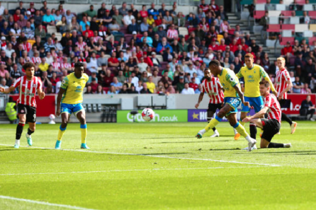 Navas mắc sai lầm nghiêm trọng, Forest lâm nguy  - Bóng Đá