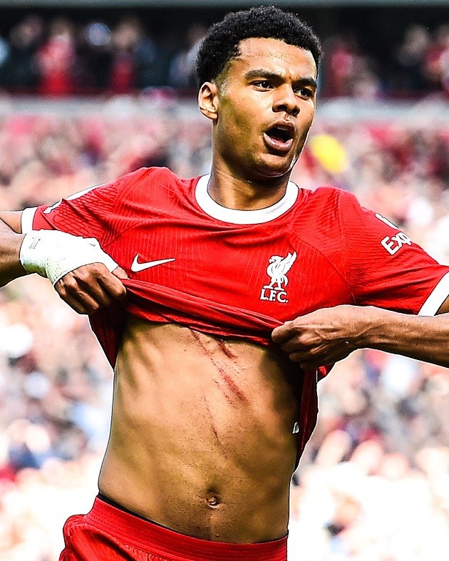 Vết thương rợn người của Gakpo sau cú va chạm với Mings - Bóng Đá