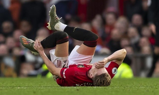 Scott McTominay sẽ phải ngồi ngoài 8 tuần sau khi có kết quả kiểm tra chấn thương dây chằng đầu gối. - Bóng Đá