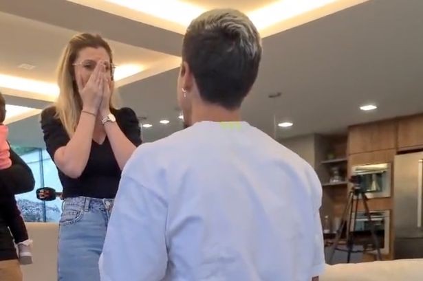 WATCH: Brazil striker Pedro celebrates World Cup call-up by proposing to girlfriend - Bóng Đá