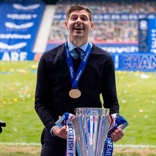 Steven Gerrard gets pelted with BOTTLES from Celtic fans after scoring in charity game for Liverpool legends - Bóng Đá