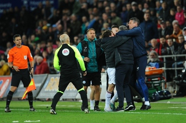 Watch moment huge 30-man brawl erupts in crazy Swansea vs Preston - Bóng Đá