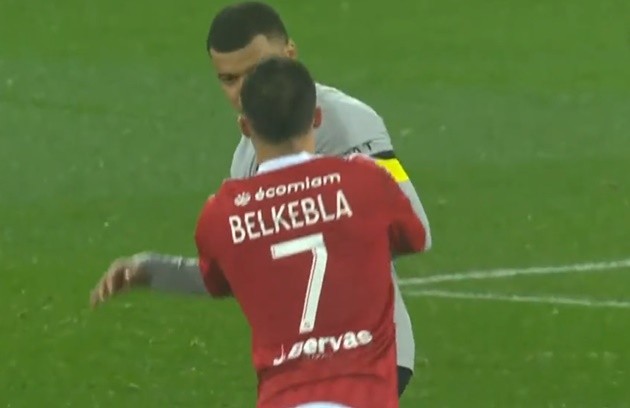 Messi đi bóng giữa sân - Bóng Đá