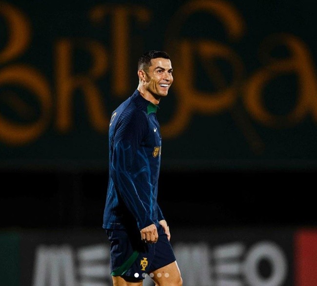 Cristiano Ronaldo, 38, shows off ripped abs - Bóng Đá