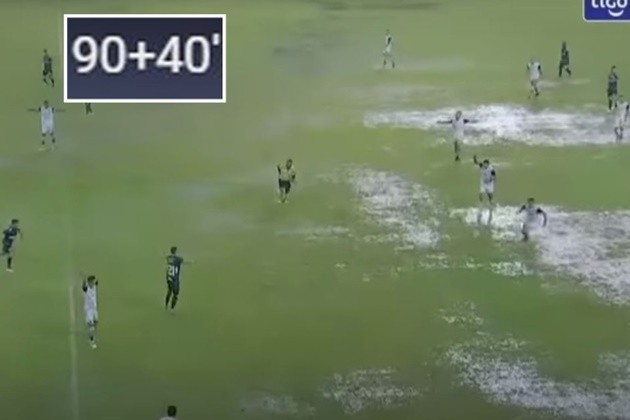 Điên rồ! Bù giờ 42 phút, 6 trọng tài bị đình chỉ ngay lập tức - Bóng Đá