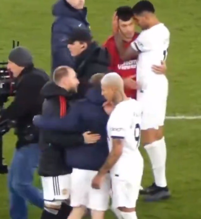 Vừa tái xuất, Martinez khiến CĐV Man Utd mát dạ - Bóng Đá