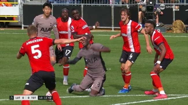 Bissouma SENT OFF - Bóng Đá