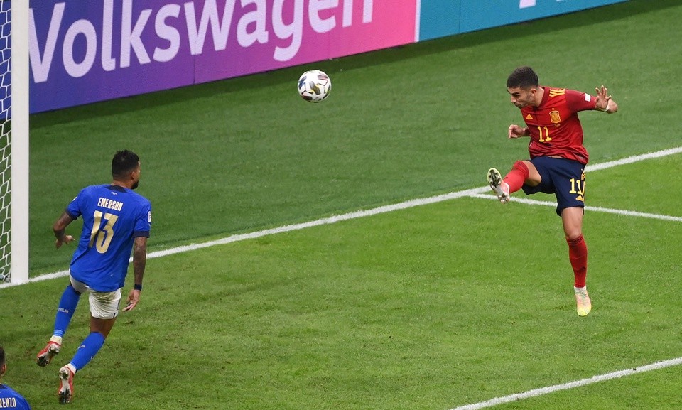 La Roja trình làng cầu thủ trẻ tuổi nhất lịch sử, làm lu mờ dàn sao Ý - Bóng Đá