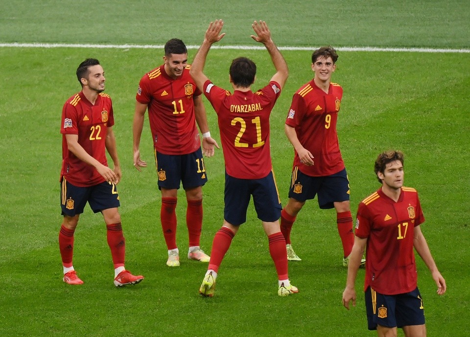 La Roja trình làng cầu thủ trẻ tuổi nhất lịch sử, làm lu mờ dàn sao Ý - Bóng Đá