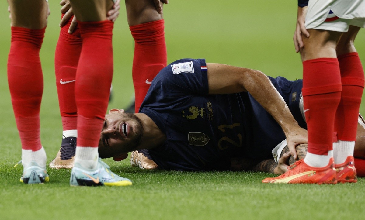 Sao tuyển Pháp bật khóc khi phải rời sân sau 9 phút - Bóng Đá
