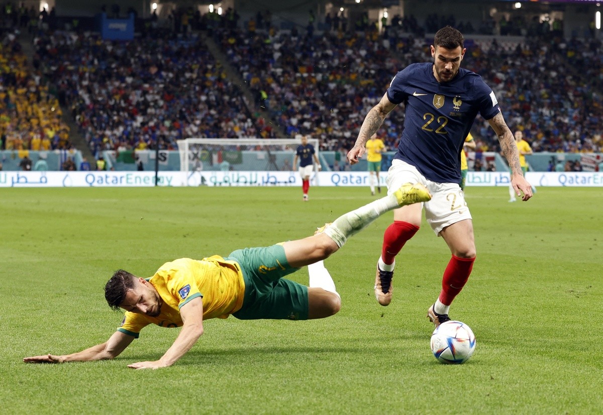 Sao tuyển Pháp bật khóc khi phải rời sân sau 9 phút - Bóng Đá