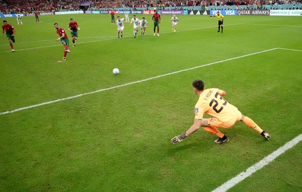 Thái độ của Ronaldo với Fernandes sau khi bị tước bàn thắng - Bóng Đá