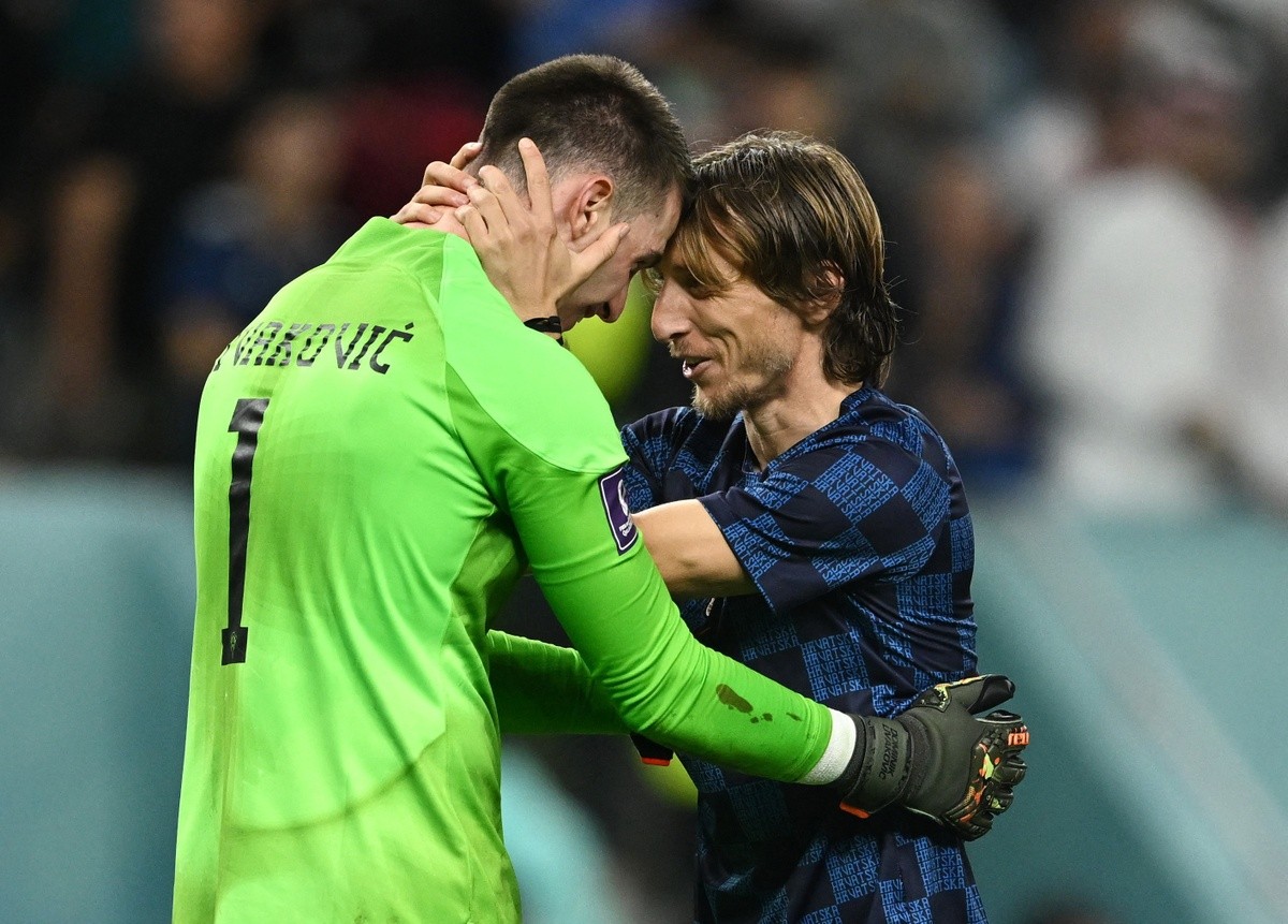 Modric ôm hôn thủ môn Croatia sau loạt luân lưu - Bóng Đá
