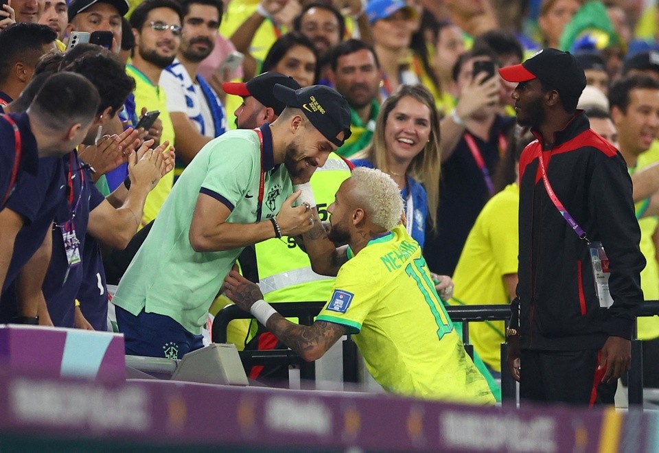 Neymar ran straight into Alex Telles after goal - Bóng Đá