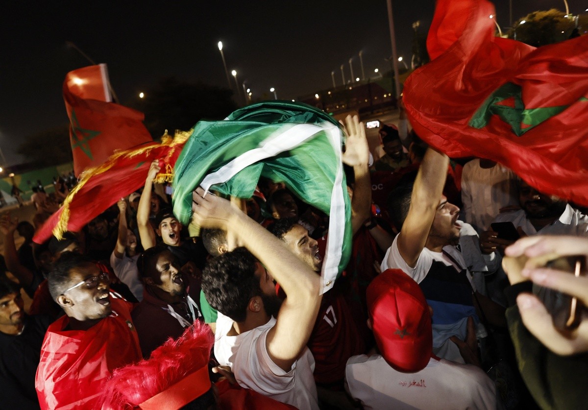 CĐV Morocco vỡ òa khi đội nhà vào tứ kết World Cup - Bóng Đá