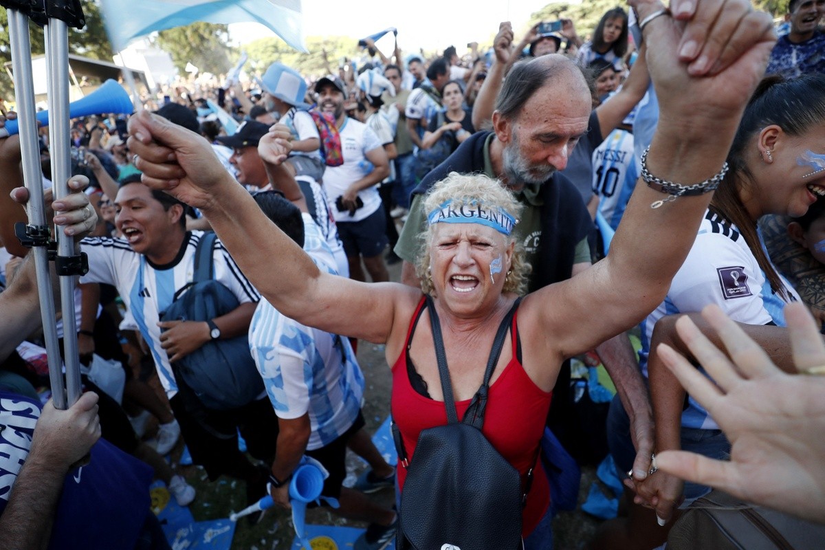 CĐV Argentina tràn ngập đường phố Buenos Aires - Bóng Đá