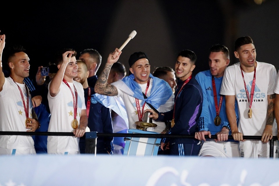 Messi và cúp vàng đã về tới Argentina, khung cảnh choáng ngợp - Bóng Đá