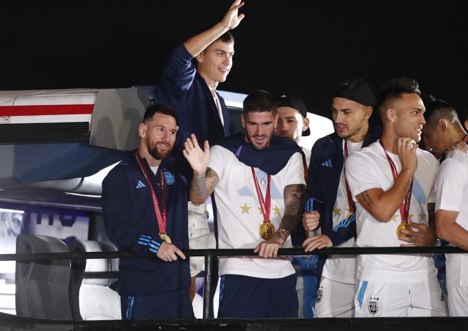 Messi và cúp vàng đã về tới Argentina, khung cảnh choáng ngợp - Bóng Đá