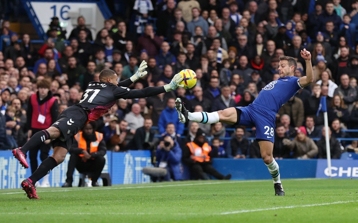 Azpilicueta bất tỉnh sau cú đá vào mặt - Bóng Đá