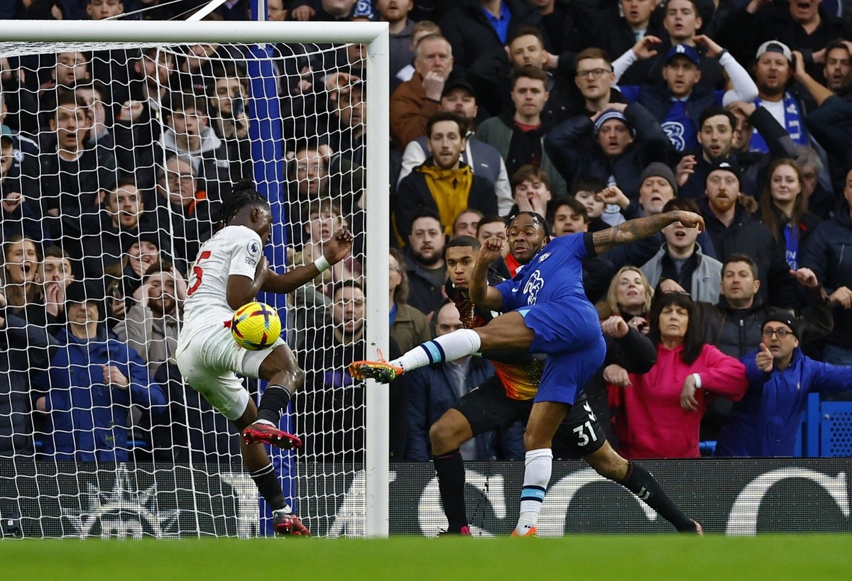 Azpilicueta bất tỉnh sau cú đá vào mặt - Bóng Đá
