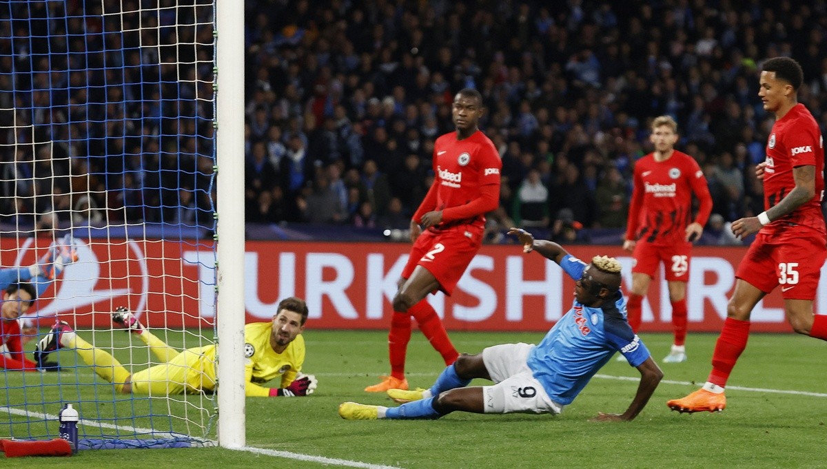 Bạo loạn trong ngày Frankfurt bị loại khỏi Champions League - Bóng Đá