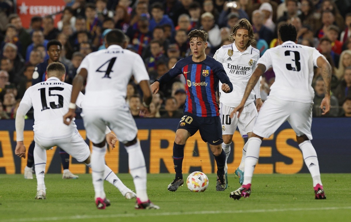 Benzema đi vào lịch sử Siêu kinh điển - Bóng Đá