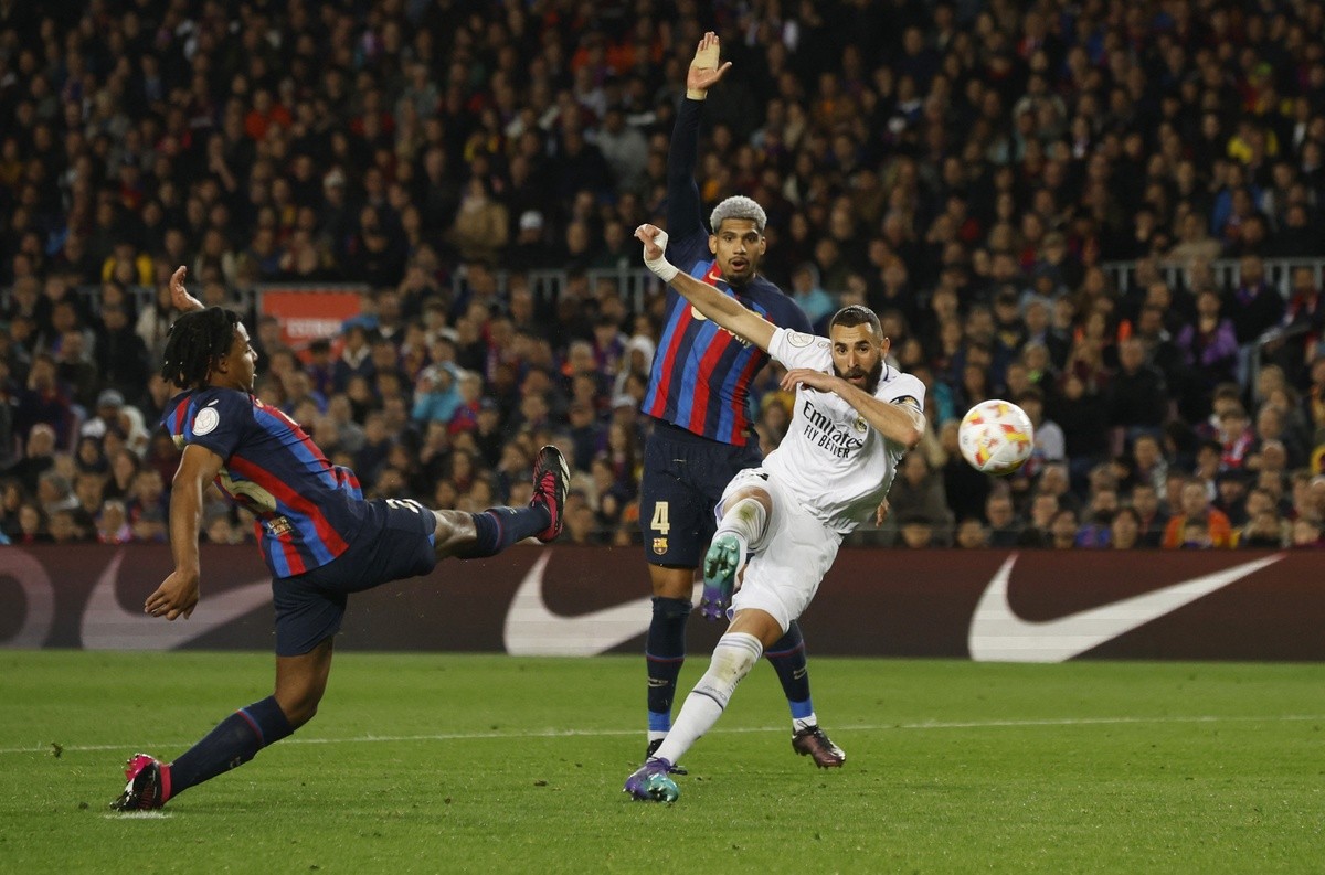Benzema đi vào lịch sử Siêu kinh điển - Bóng Đá