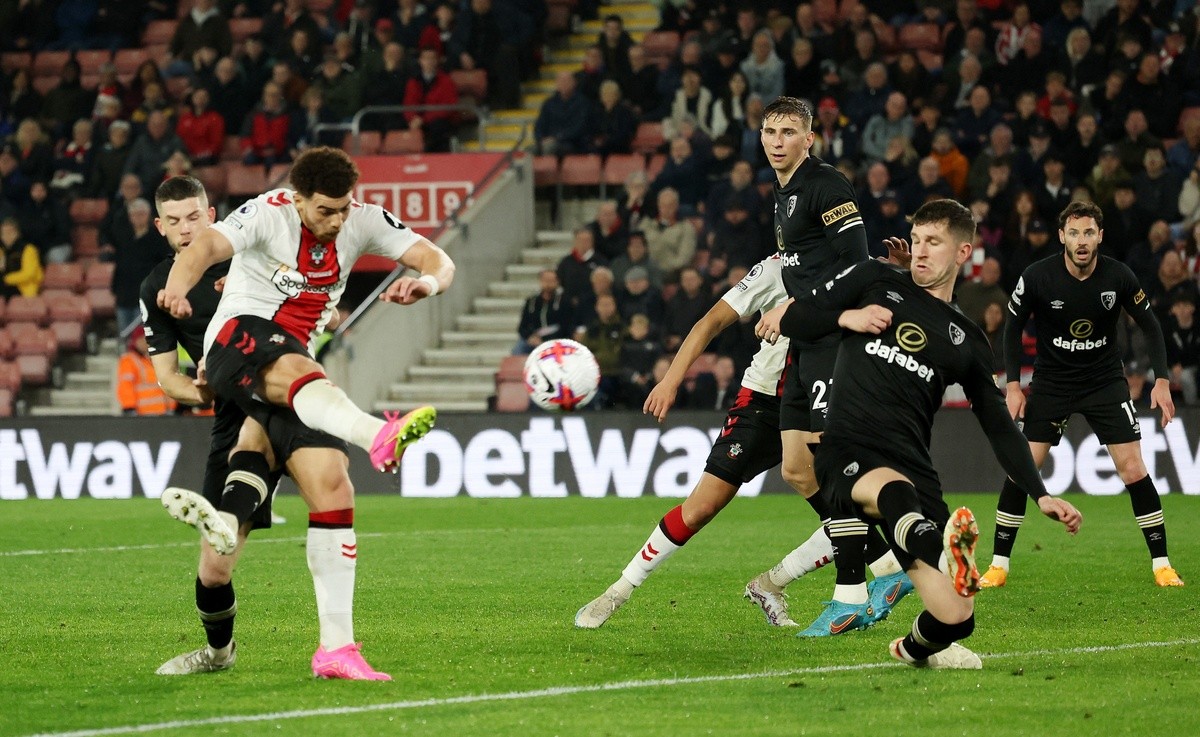 Southampton lâm nguy trong cuộc đua trụ hạng - Bóng Đá