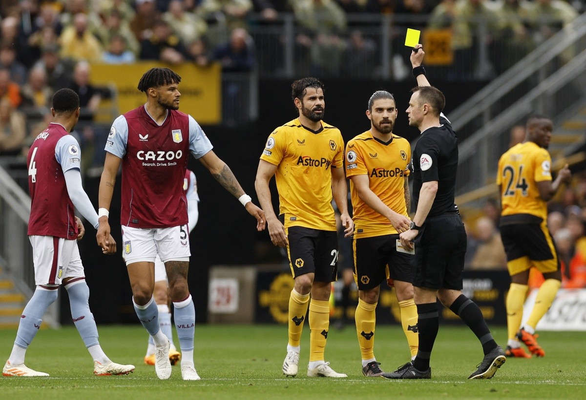 Diego Costa ẩu đả với trung vệ cao gần 2 m - Bóng Đá