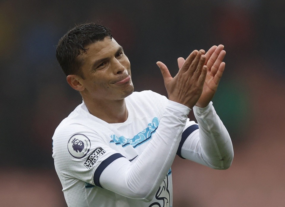 CĐV Chelsea ăn mừng trụ hạng - Bóng Đá