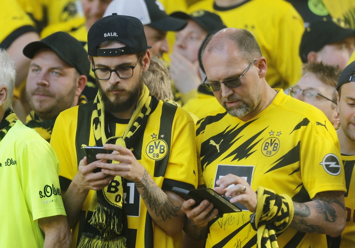 HLV Dortmund bật khóc khi mất ngôi vương vào tay Bayern - Bóng Đá