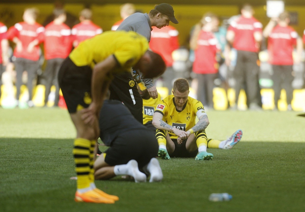 HLV Dortmund bật khóc khi mất ngôi vương vào tay Bayern - Bóng Đá