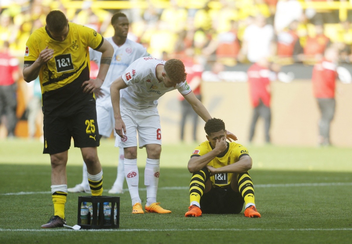 HLV Dortmund bật khóc khi mất ngôi vương vào tay Bayern - Bóng Đá