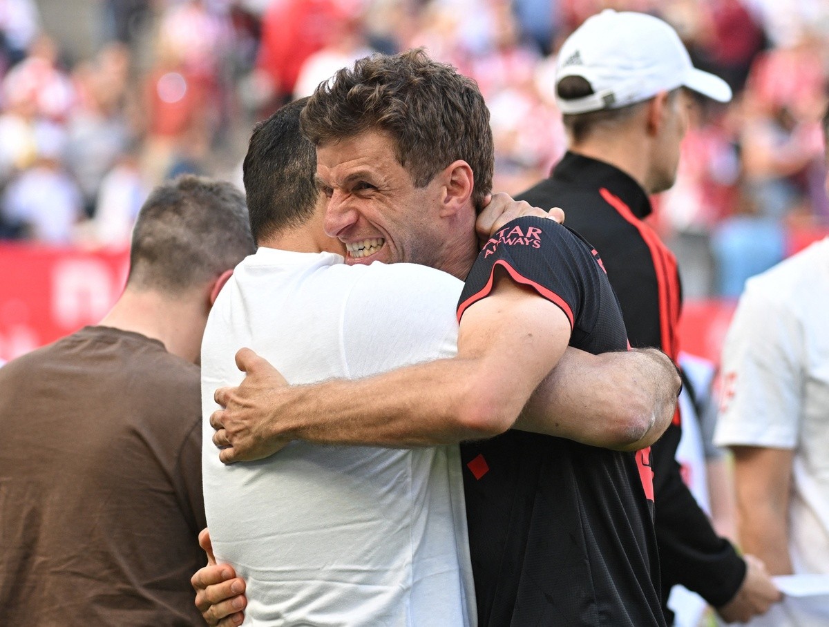 Vô địch 11 mùa liên tiếp, Bayern đi vào lịch sử - Bóng Đá