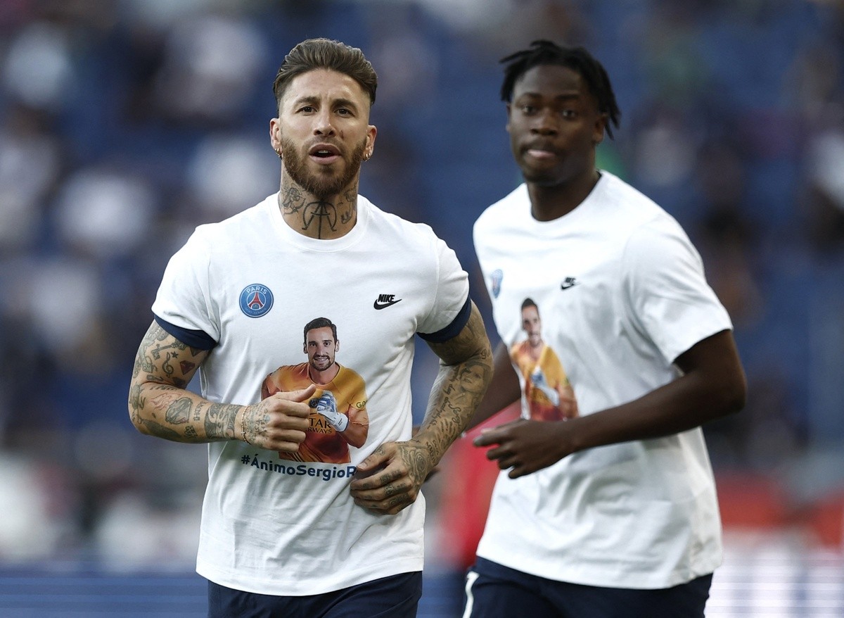 Biểu cảm của Messi trong lễ nâng cúp cùng PSG - Bóng Đá