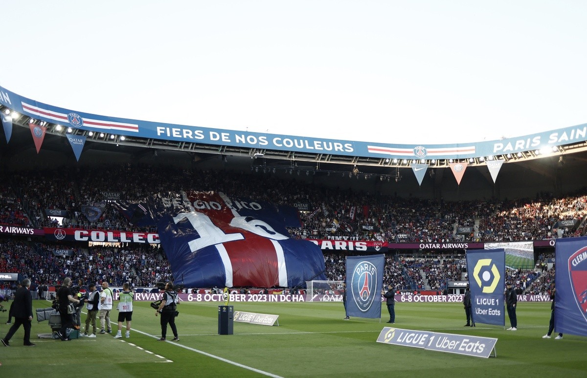 Biểu cảm của Messi trong lễ nâng cúp cùng PSG - Bóng Đá