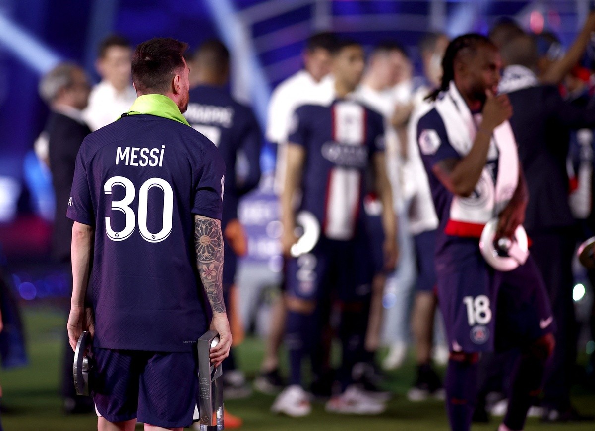 Biểu cảm của Messi trong lễ nâng cúp cùng PSG - Bóng Đá