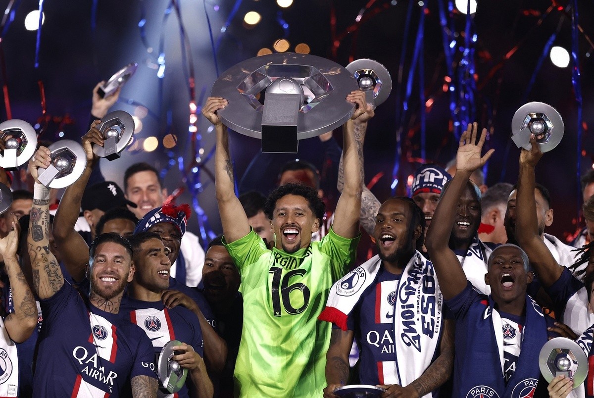 Biểu cảm của Messi trong lễ nâng cúp cùng PSG - Bóng Đá