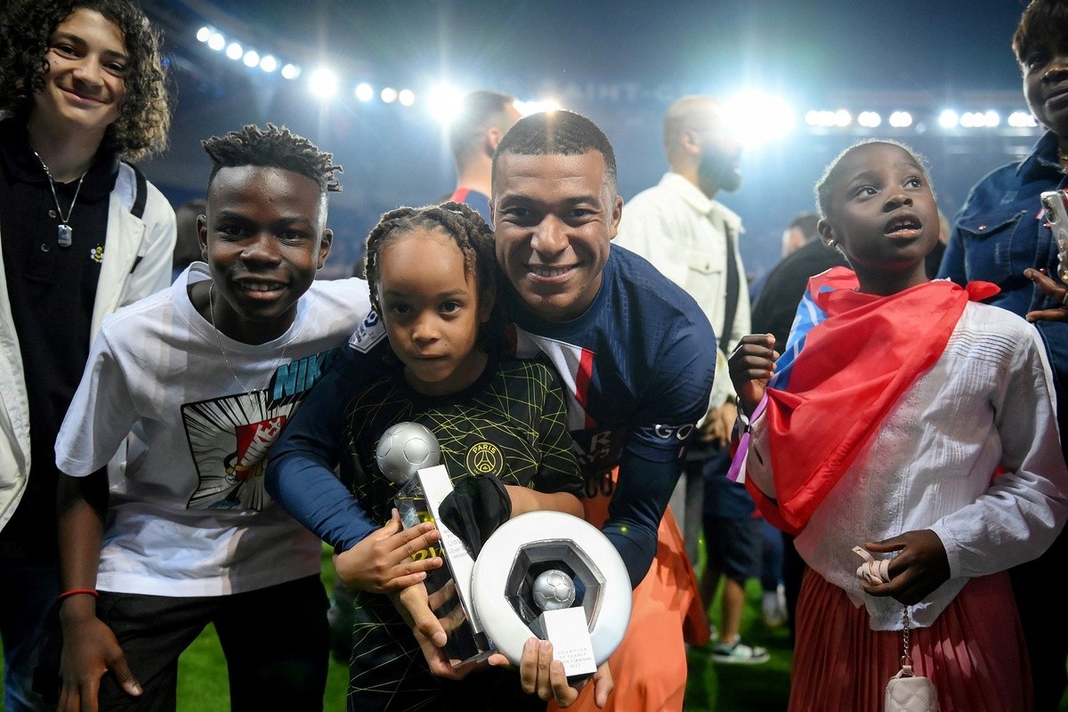 Biểu cảm của Messi trong lễ nâng cúp cùng PSG - Bóng Đá