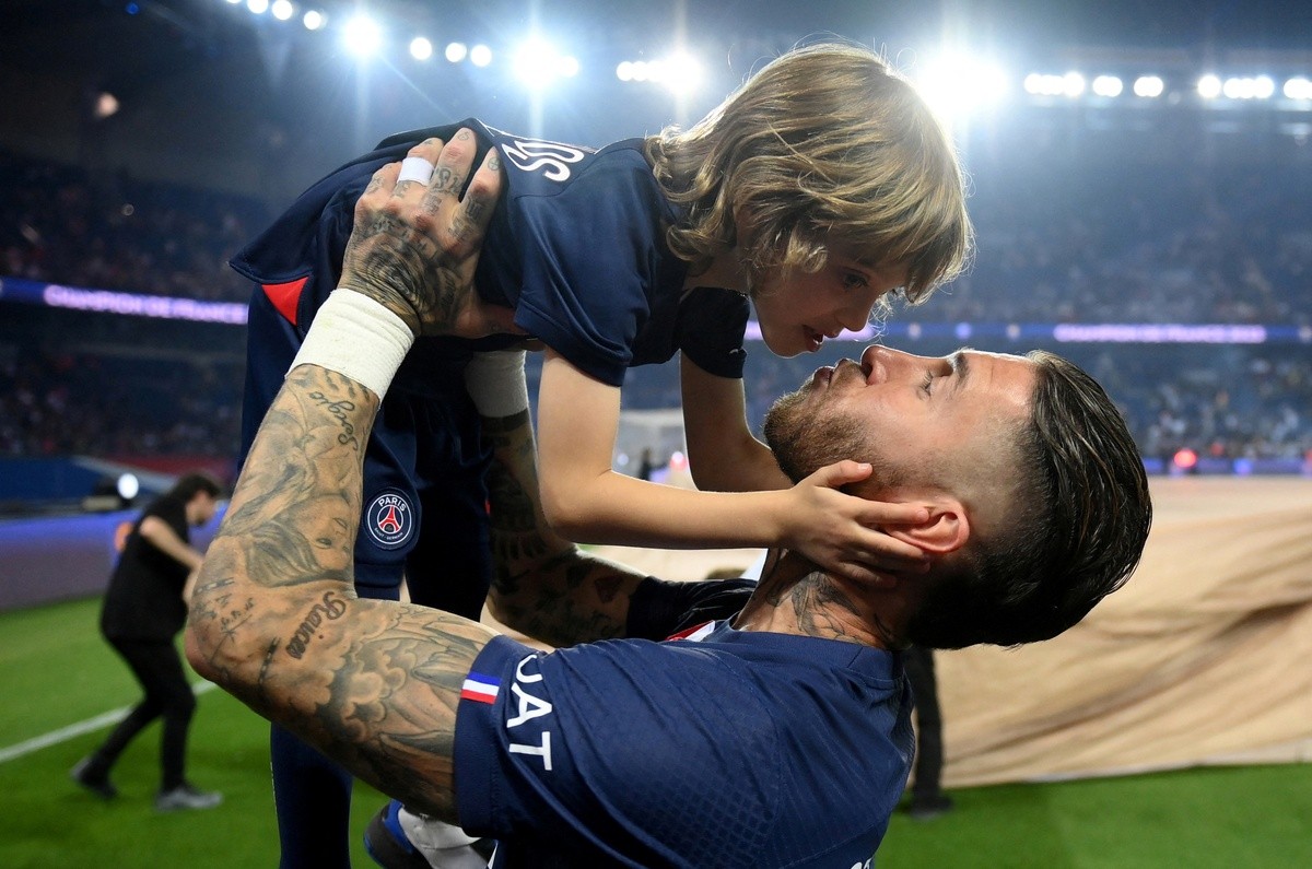 Biểu cảm của Messi trong lễ nâng cúp cùng PSG - Bóng Đá