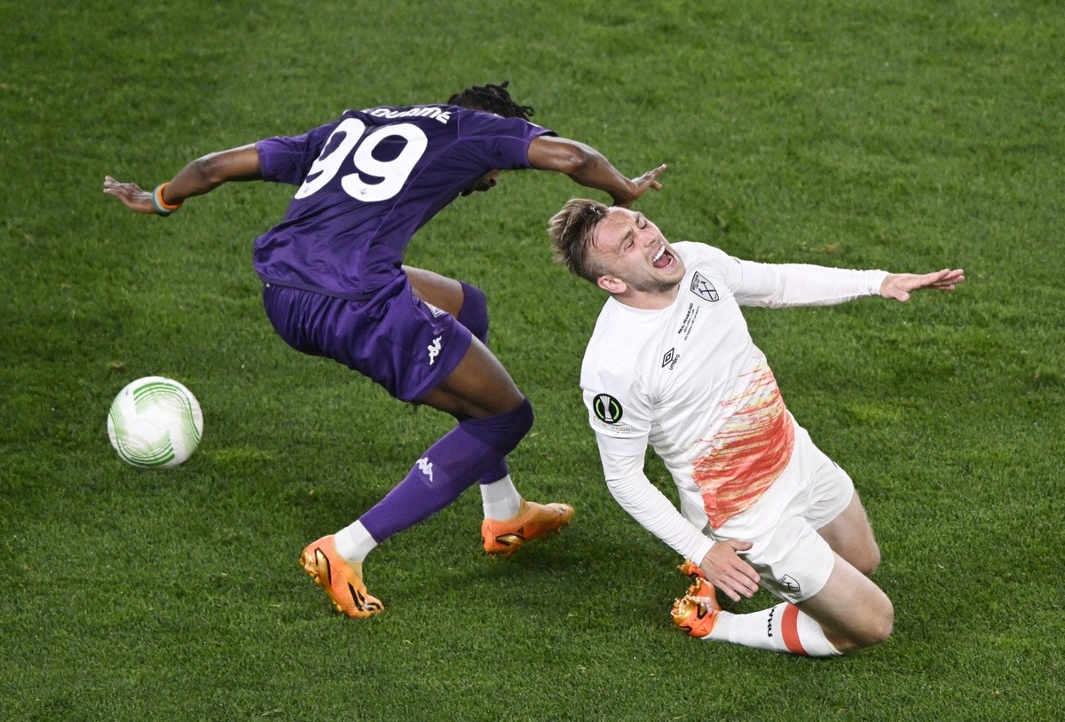 Sao Fiorentina bị CĐV ném chảy máu đầu ở chung kết Conference League - Bóng Đá