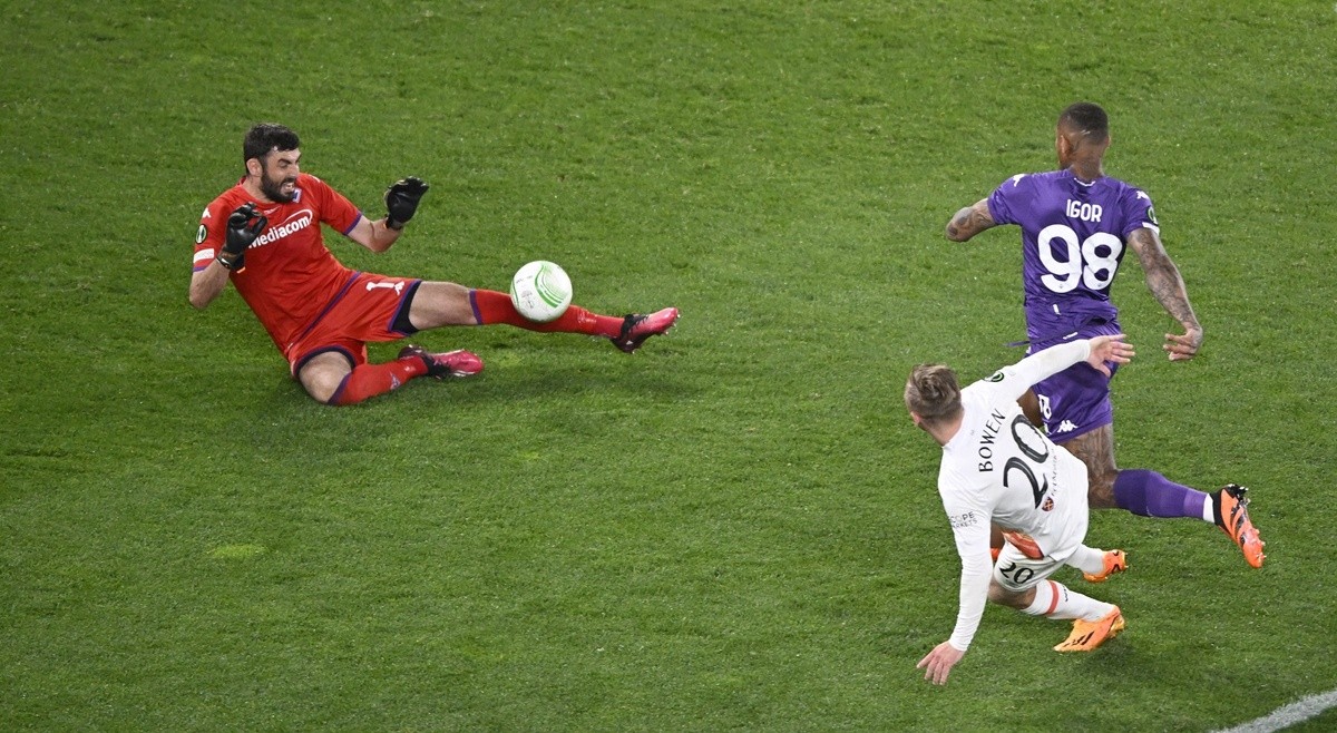 Sao Fiorentina bị CĐV ném chảy máu đầu ở chung kết Conference League - Bóng Đá