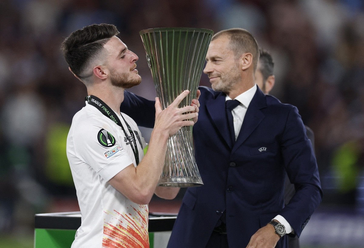 Khoảnh khắc xúc động trong ngày David Moyes giành cúp châu Âu - Bóng Đá