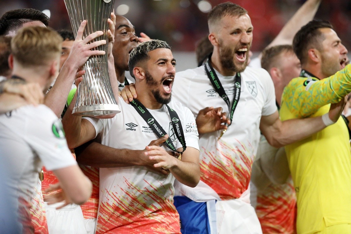 Khoảnh khắc xúc động trong ngày David Moyes giành cúp châu Âu - Bóng Đá
