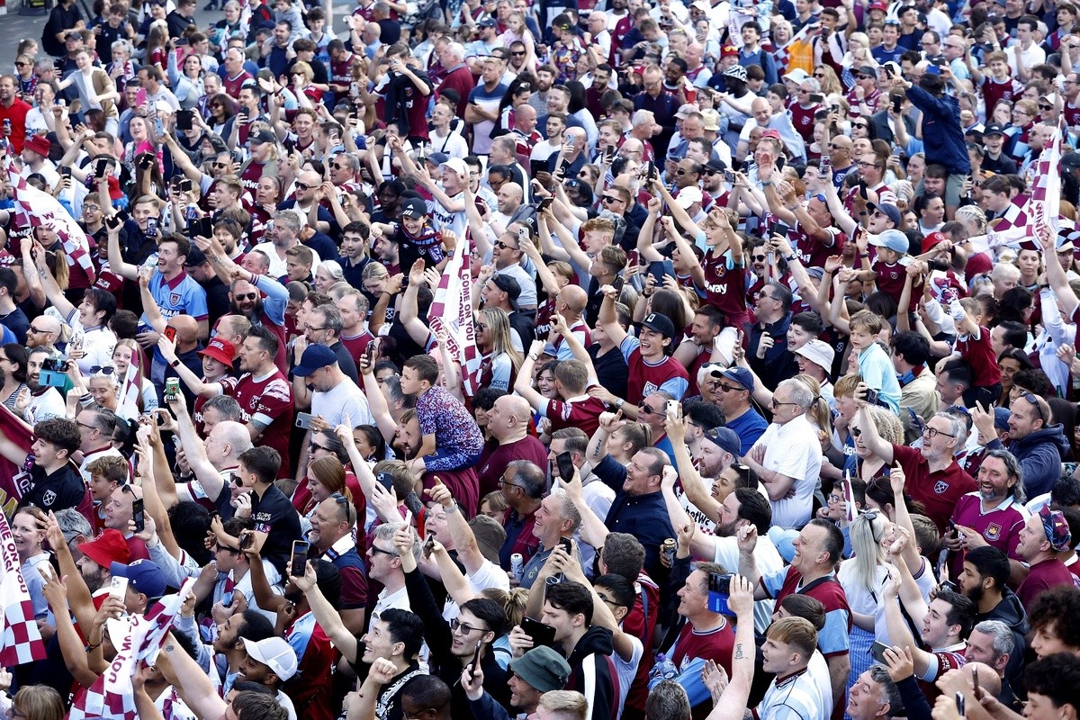 Biển người ăn mừng chức vô địch châu Âu sau 58 năm của West Ham - Bóng Đá