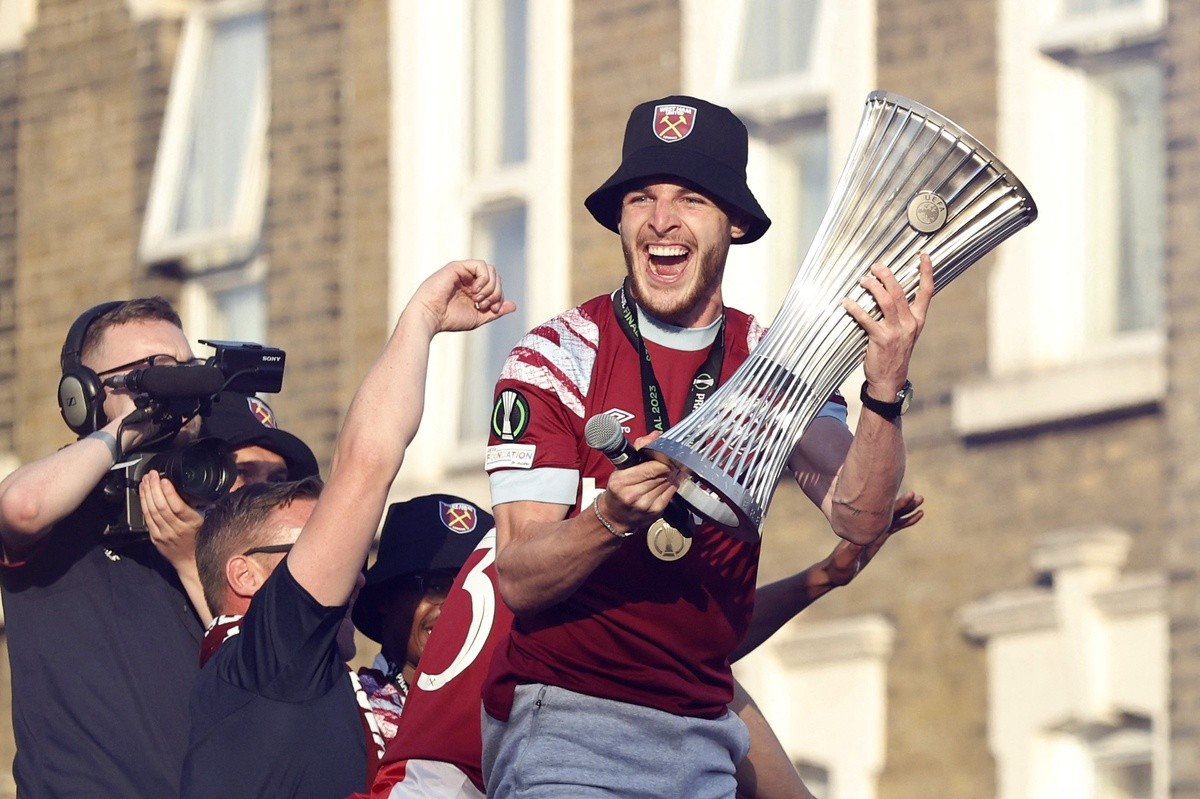 Biển người ăn mừng chức vô địch châu Âu sau 58 năm của West Ham - Bóng Đá