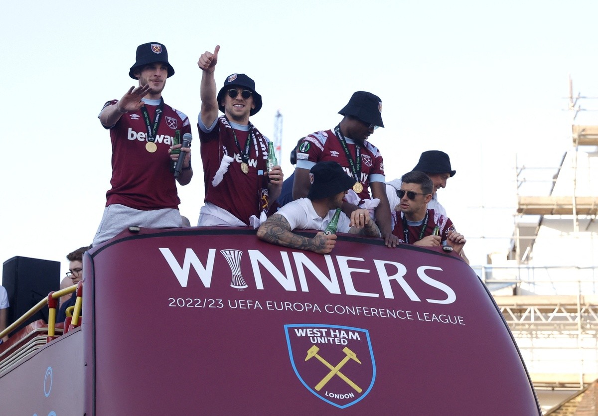 Biển người ăn mừng chức vô địch châu Âu sau 58 năm của West Ham - Bóng Đá