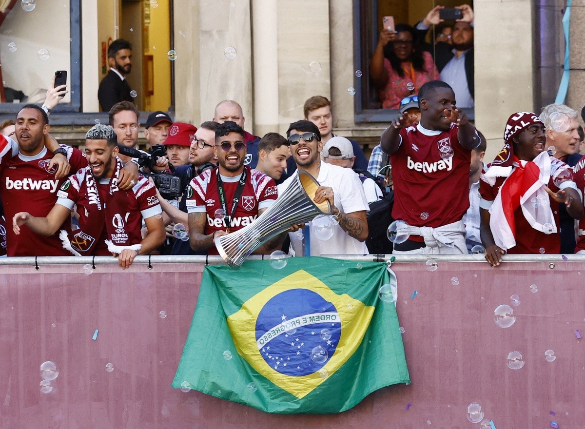 Biển người ăn mừng chức vô địch châu Âu sau 58 năm của West Ham - Bóng Đá
